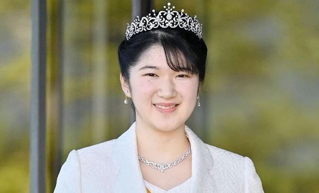 Princess Aiko borrowed the tiara of her aunt, Princess Sayako. Aiko received the Grand Cordon of the Order of the Precious Crown