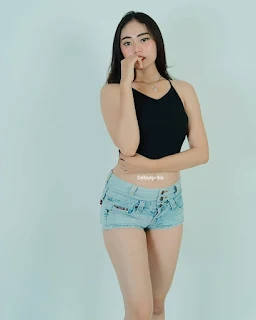 99 Potret Menarik Selebgram cantik Indonesia Berwajah Imut Della Aprilia instagram