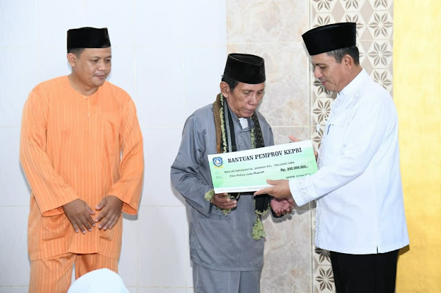 Gubernur Ansar Serahkan Bantuan untuk Pembangunan Masjid Raudatul Janah Tanjung Uma Kota Batam 