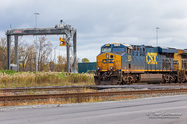 CSXT 920 sits near an intermodal container crane at DeWitt Yard