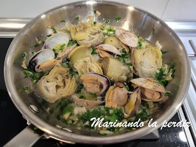 Alcachofas con almejas en salsa