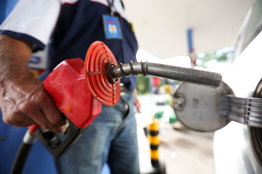 Gasolina no Ceará vai ter alta de R$ 0,15 por litro após aumento de imposto
