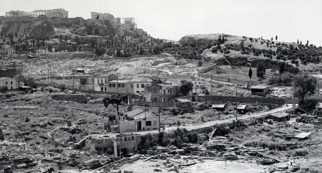 Η Αρχαία Αγορά λίγους μήνες πριν από τη διακοπή των ανασκαφών κατά τη διάρκεια του Β' Παγκόσμιου Πολέμου, άποψη προς τα νοτιοανατολικά, Ιούνιος 1939.