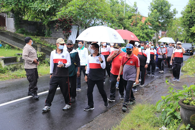   Tuntaskan Garis Kemiskinan, Bupati Suwirta Evaluasi Bantuan RS-Rutilahu Desa Aan