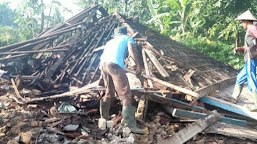 Dampak Gempa Sebuah Rumah di Sukabumi Jawa Barat Ambruk