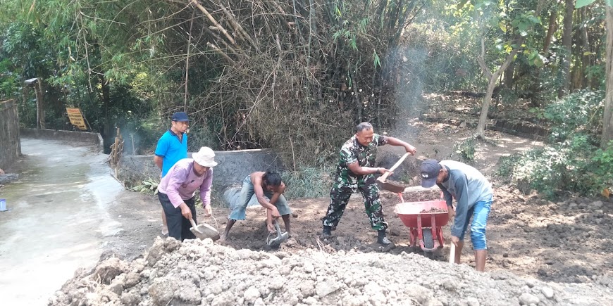 Wujudkan Kemanunggalan TNI dan Rakyat, Babinsa Wonosari Gotong Royong Bersama Warga Binaan