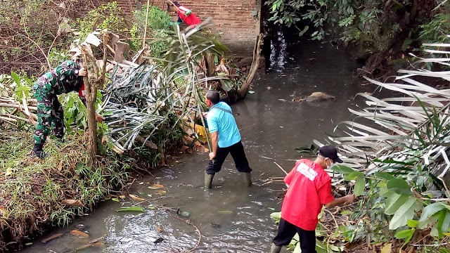 Cegah Musibah Banjir, Sertu Hadori bersama Tiga Pilar dan Komponen Masyarakat Labuhan Ratu Raya Bersihkan Sungai