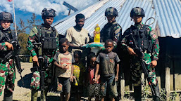 Sambangi Honai Warga dipedalaman Papua, Satgas Pamtas Mobile Raider 300/Brajawijaya Bagikan Sembako