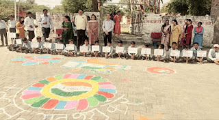 स्कूली बच्चों ने निर्वाचन अधिकारी की मौजूदगी में मतदाता जागरूकता हेतु रंगोली व मानव श्रृंखला बनाई।