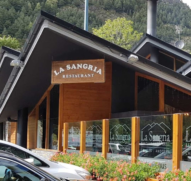 RESTAURANT GRILL LA SANGRIA - EL PARADÍS DELS AMANTS DE LA CARN a ANDORRA. RESERVES: només per telèfon al (+376)851327. Restaurant La Sangría de Canillo és un restaurant d'Andorra ideal per als amants de la carn, on si alguna cosa cal destacar són les seves carns a la brasa i la "descomunal" mida dels chuletons XXL.   Ben cuinats a la brasa a l'estil francès (els propietaris són francesos) amb carn ben feta per fora i “saignants” per dins. També destaquen totes les seves carns a la brasa (hamburgueses, costelles de xai, botifarres, pollastres al forn, garró de porc daurat a la brasa, cargols a la brasa, etc.). Així com alguns plats de gastronomia francesa com les fondues i els creps de postres.  Molt fàcil de trobar situat a peu de carretera entre les poblacions d'Encamp i Canillo (just a la cruïlla de Meritxell venint des d'Encamp).  Aparcament: a la porta del restaurant i per a clients. Gratuït.  Es tracta d'una antiga borda totalment transformada en un edifici de construcció moderna però amb estil típic d'Andorra: murs de pedra amb sostres picats de pissarra i grans finestrals.  A l'interior la gran graella on en Vicent propietari i xefs del Restaurant La Sangría gaudeix fent possiblement la millor brasa de llenya de la zona que domina una estança àmplia, molt lluminosa i ben decorada. Ambient molt acollidor.  La Sangria compta amb una molt agradable terrassa oberta envoltada de vegetació i flors. Amb para-sols. Molt agradable per dinar o sopar.  Gastronomia típica de muntanya i cuina Andorrana amb influència francesa. Productes de primera qualitat. Carns madurades de les millors races de vaques velles i bous. Postres casolanes. Molt bona elaboració.  Especialitats: Xuletons XXXL a la brasa, hamburgueses, costelles, caragols "a la brasa", costilló de bou, chuletón o Tomahawk.  Si t'agrada la carn "feta" recorda'l en demanar, encara que sempre es pot passar més!  Horaris cuina: Dinars de 12 h a 15 h i sopars de 20 h a 22:30 h.  DIA DE TANCAMENT: DIMECRES  Imprescindible Reserva Prèvia Només per telèfon al +376851327