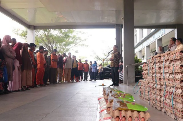 Wali Kota Payakumbuh Zulmaeta Serahkan Secara Simbolis Paket Ramadan Baznas