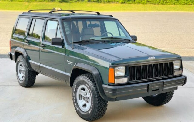 Alt: = "photo of Jeep Cherokee 1994 model"