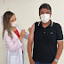 Prefeito de Serrinha recebe dose de reforço da vacina contra o coronavírus; na oportunidade filhos também foram vacinados 