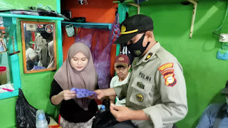 Sampaikan Imbauan Kamtibmas dan Prokes, Unit Binmas Polsek Ujung Tanah bagikan Masker 