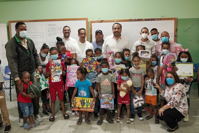  Viceministro de la Presidencia Alberto Rodríguez entrega juguetes a niños en Capotillo