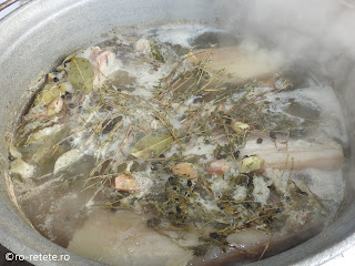 Kaizer de porc preparare fiert in zeama de varza cu usturoi si condimente,