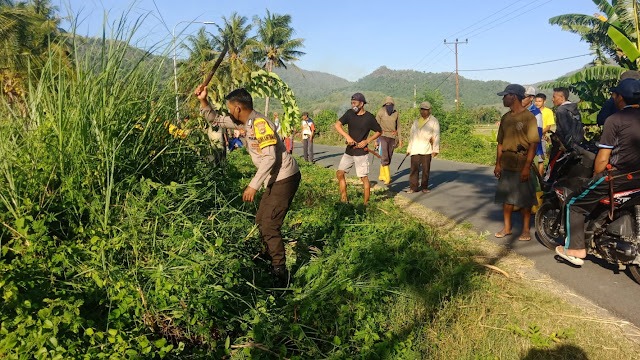 Bhabinkamtibmas Desa Mujahidin Sumbawa Barat Laksanakan Gotong Royong Bersama Warga