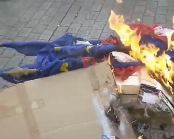 [VIDEO 🔴] « Fuck Nations ! » : à Lyon, des antifas brûlent un drapeau français lors d’une manifestation