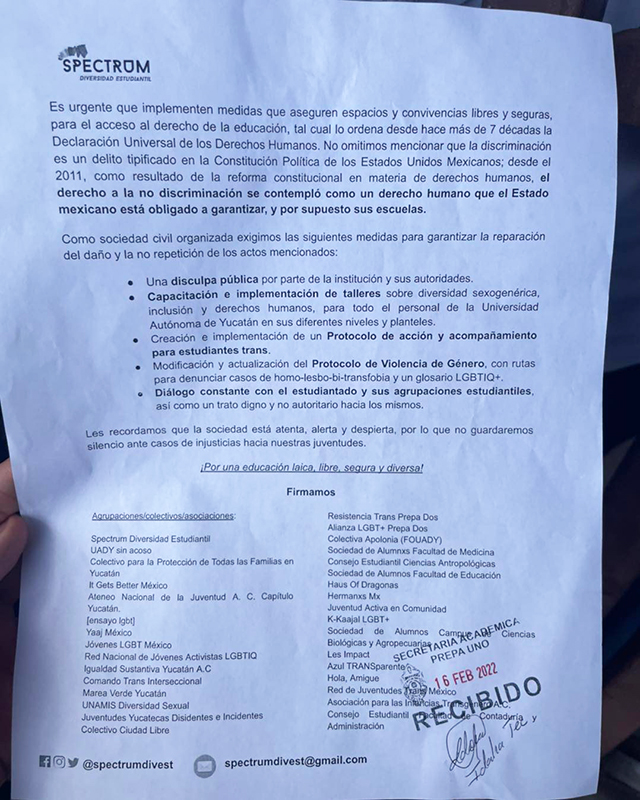 Protesta pacífica frente y dentro del plantel universitario; entregan pliego petitorio y exigen urgente capacitación de personal administrativo y docente