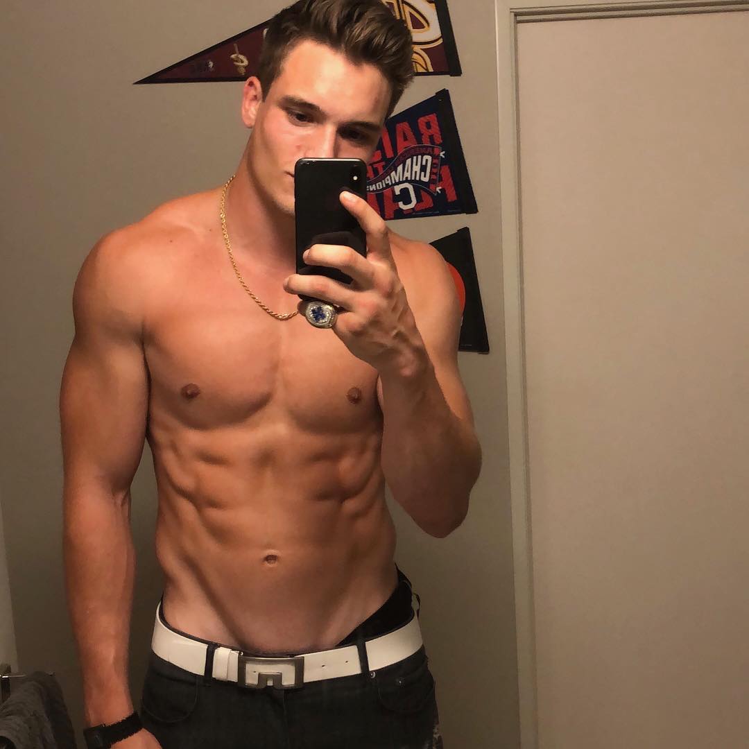 shirtless-sexy-fit-guy-selfie-mason-mckenrick