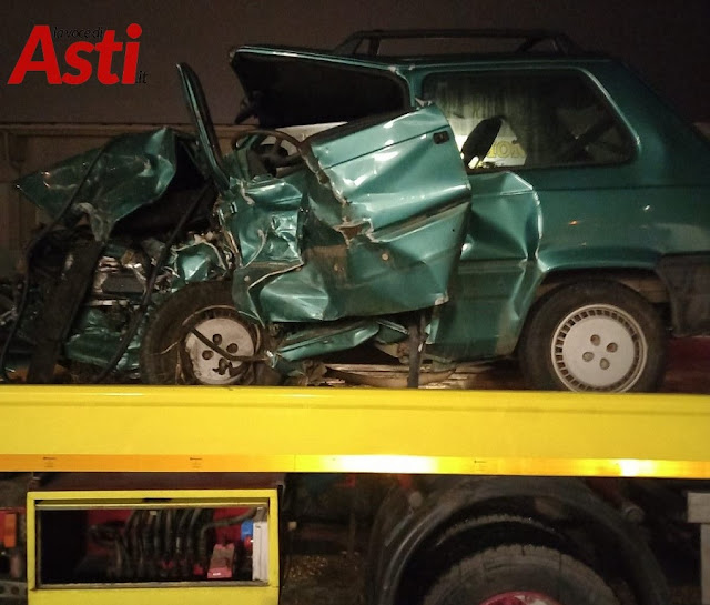 auto di colore vedrde schiantata sopra una carro attrezzi