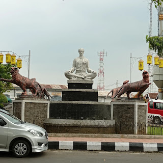 Patung di dekat stasiun Purwakarta