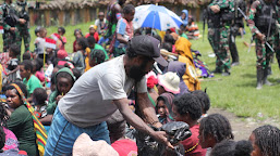 Bansos Satgas Pamtas Mobile Raider 300/Brajawijaya bantu Warga Mayuberi Papua lewati Masa Sulit