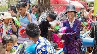 Water Festival in Myanmar: भारत से सटे पड़ोसी देश म्यामांर में मेकांग नाम का एक त्यौहार मनाया जाता है जिस में लोग एक दूसरे पर पानी और रंग का बौछार करते है,