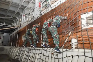 Siswa Dikmata TNI AL Kejuruan Marinir Latihan Embarkasi dan Debarkasi Di KRI dr Soeharso-990