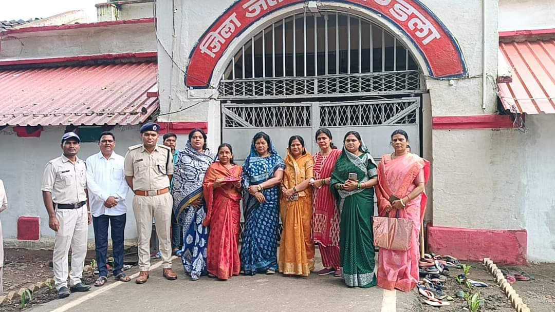 मंत्री संपतिया उइके ने जिला जेल मंडला में बंदियों को राखी बांधकर रक्षाबंधन का पर्व मनाया 