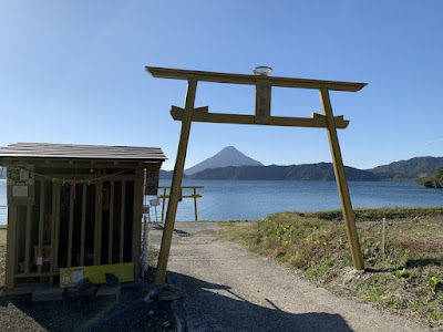 池田湖の黄金の鳥居