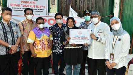 PT Semen Padang Bantu 800 Sak Semen bagi Korban Kebakaran Pasar Bandar Buat