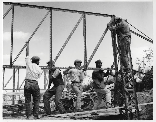 Οι εργάτες στερεώνουν πρόχειρο στέγαστρο στον αρχαιολογικό χώρο της Σαντορίνης | Φωτογραφία Σπύρος Μελετζής © Δημήτρης Τσίτουρας