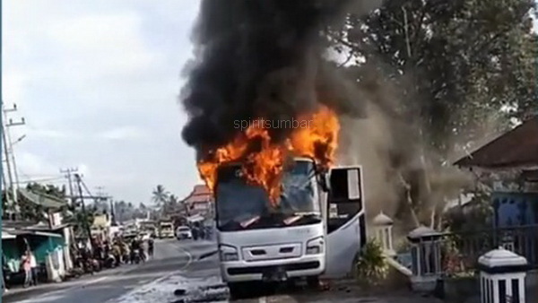 Bus Pariwisata terbakar di Guguak Solok