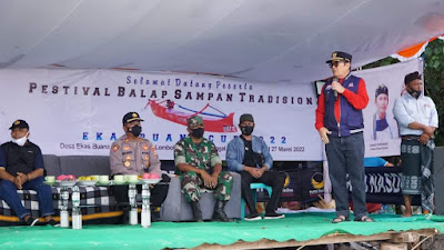 H. Rumaksi Buka Festival Balap Sampan Tradisional di Pantai Ekas Buana