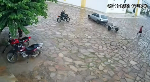  VIDEO: Câmera de segurança registra acidente em cruzamento em Rio de Contas