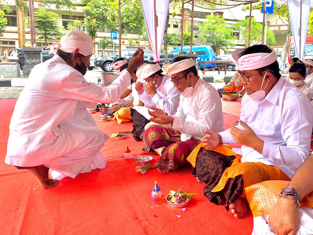  Jaya Negara dan Arya Wibawa Ngaturang Bhakti Upacara Piodalan Di Padmasana Gedung Sewaka Dharma Lumintang