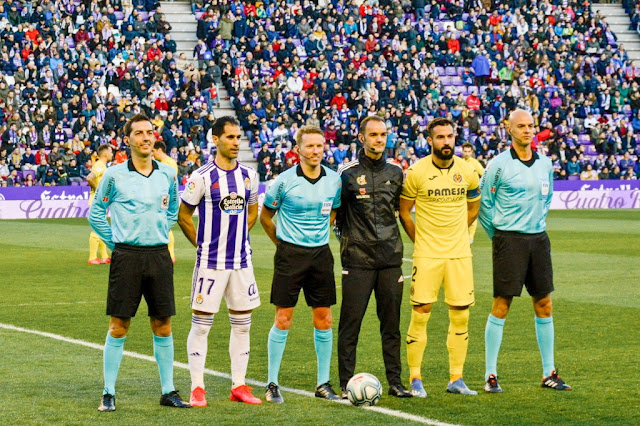 Los capitanes Javi Moyano y Mario Gaspar posando con el equipo arbitral comandado por Alejandro José Hernández Hernández. REAL VALLADOLID C. F. 1 VILLARREAL C. F. 1. Sábado 08/02/2020, 18:30 horas. Campeonato de Liga de 1ª División, jornada 23. Valladolid, estadio José Zorrilla