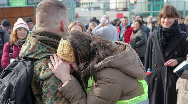 «Tenemos que defender nuestra patria», Hombres y mujeres de Ucrania regresan a casa para luchar contra la invasión de Rusia