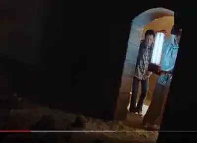 حانوتي تربي يحمل مصباحاً داخل قبر من فيلم كلمني شكراً لعمرو عبد الجليل ويوسف داوود