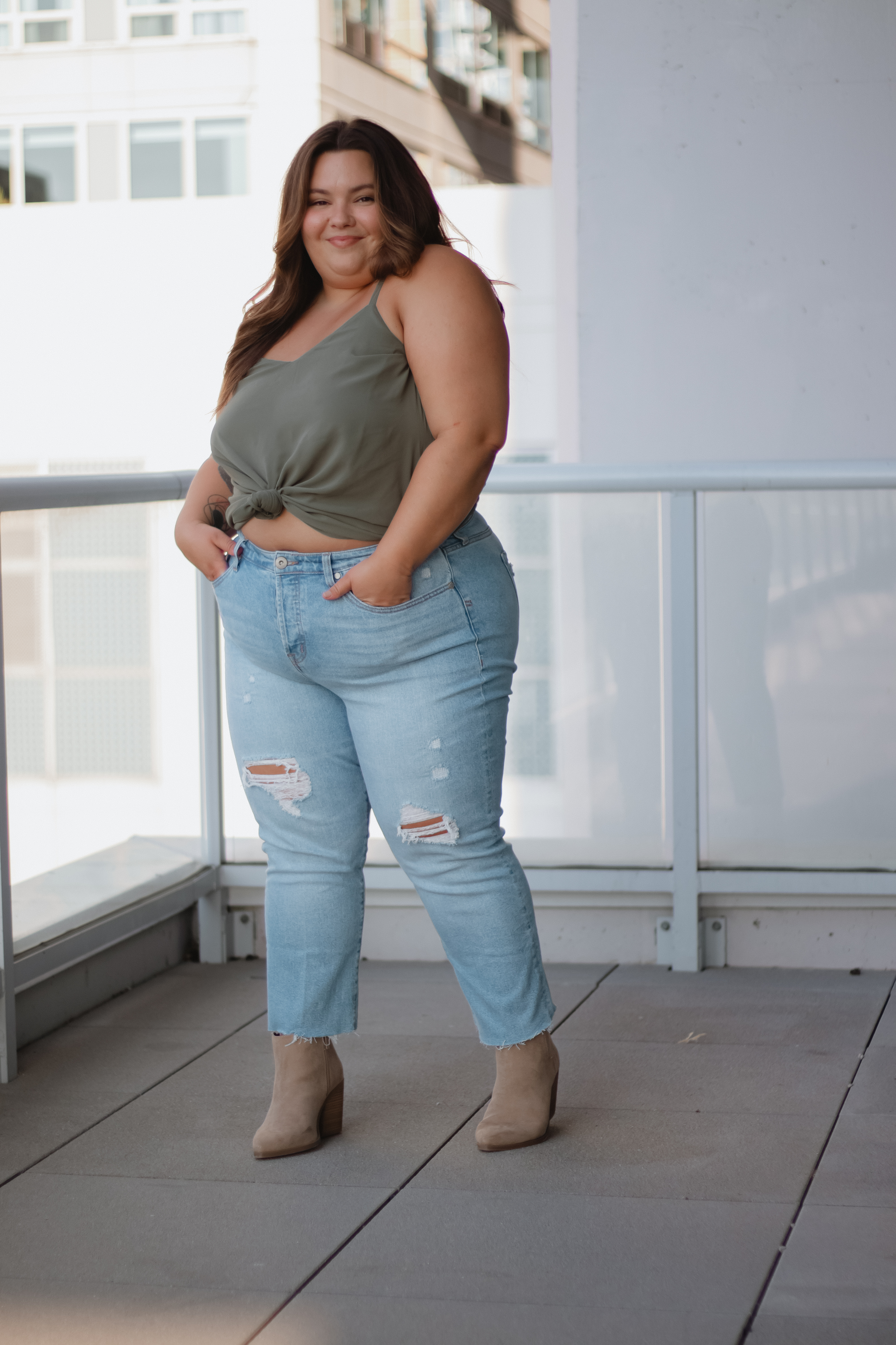 Petite plus size fashion blogger Natalie in the City shares the best clothing brands to shop for curvy short jeans.