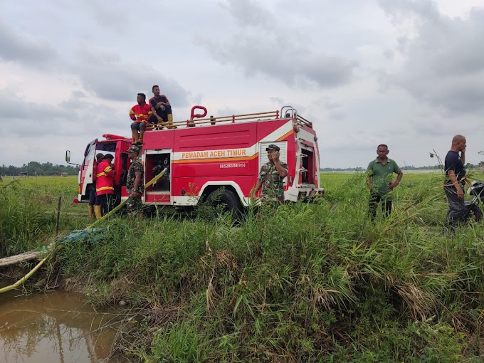 Anggota Polsek Julok Bersama Damkar dan Anggota Koramil Padamkan Lahan Warga Yang Terbakar