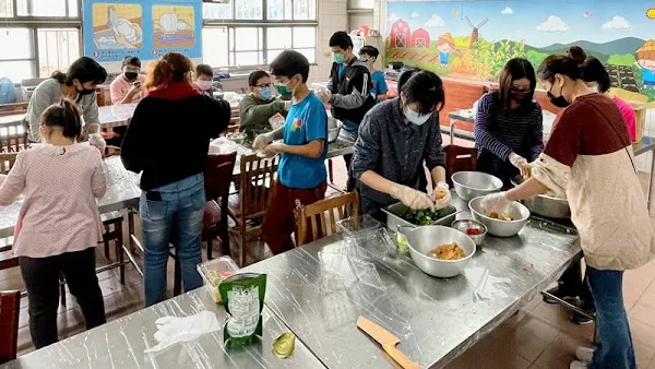 香田國小展現食農教育成果 學生手作壽司籌畢旅費