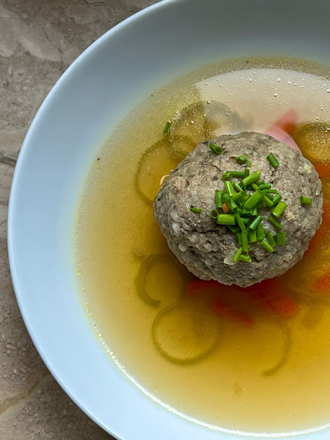 Leberknödelsuppe: Kindheitserinnerungen mit Wunschessen zum Geburtstag