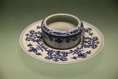 La porcelana, tal como la conocemos hoy, se fabricó durante la dinastía Tang (618907), cuando los alfareros chinos aprendieron a controlar el contenido de hierro, reduciendo la interferencia de color, lo que resultó en blancura.