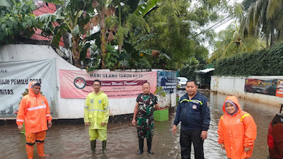 Pasca Curah Hujan, Bhabinkamtibmas Polsek Metro Kebayoran Baru Monitorong Genangan Air di Wilayah