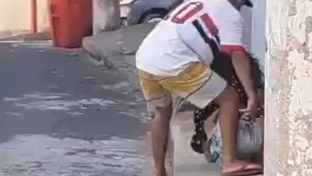 Homem agride ex-namorada cortando mechas do cabelo dela no meio da rua