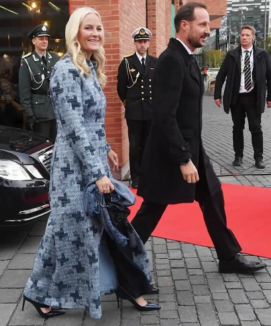 Queen Sonja, Crown Prince Haakon and Crown Princess Mette-Marit. Long blue knit long coat, vintage nordic, fair isle wool