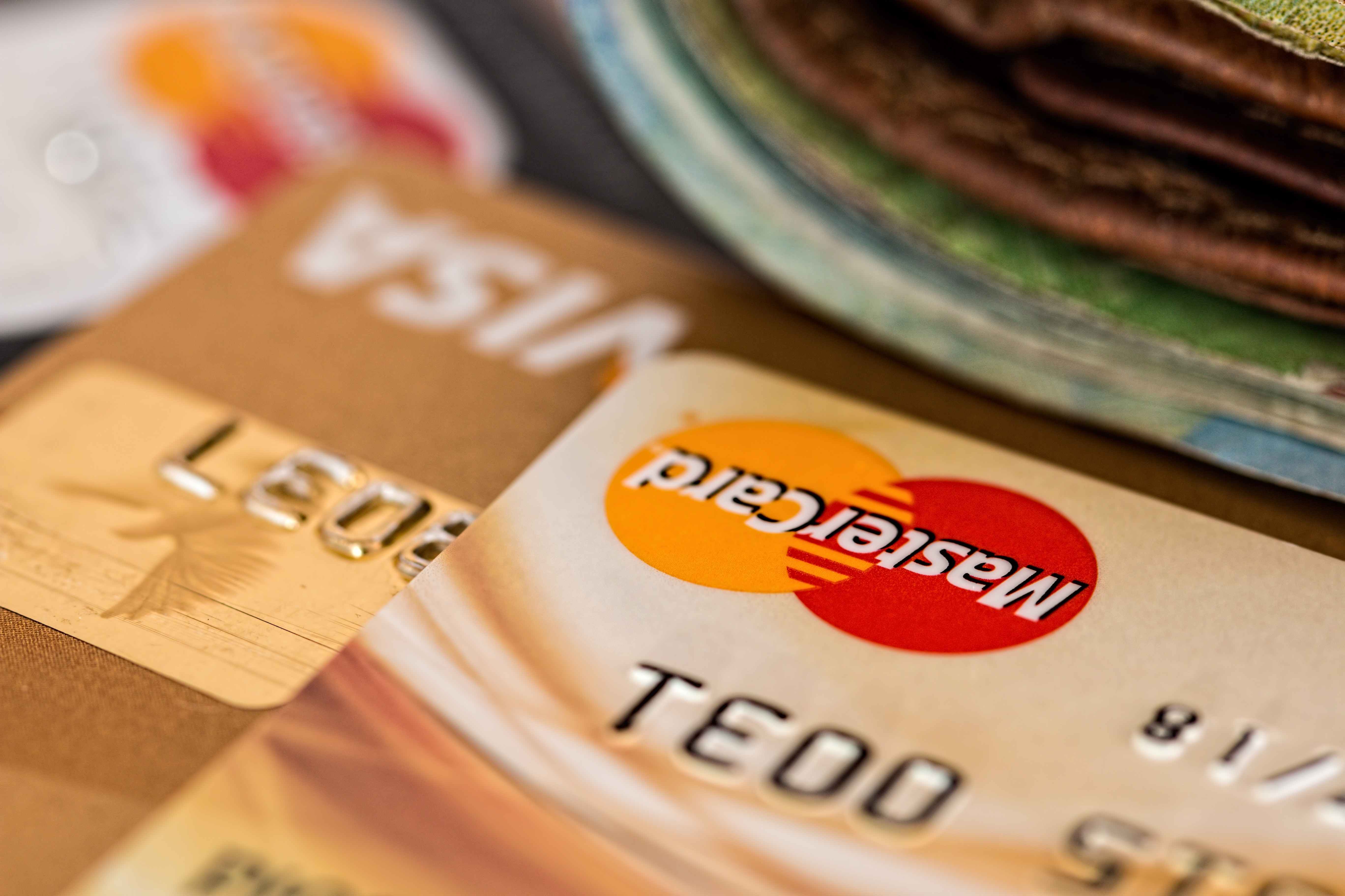 Learn the advantages and disadvantages of credit cards