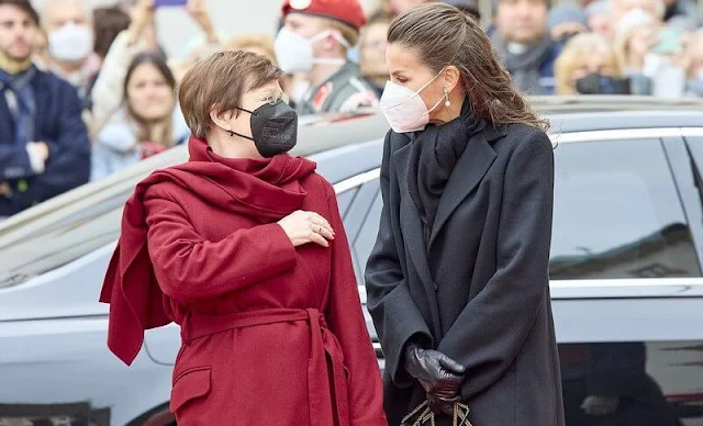 Queen Letizia wore a new black wool and cashmere-blend coat from Carolina Herrera. Nina Ricci shoulder bag. Doris Schmidauer